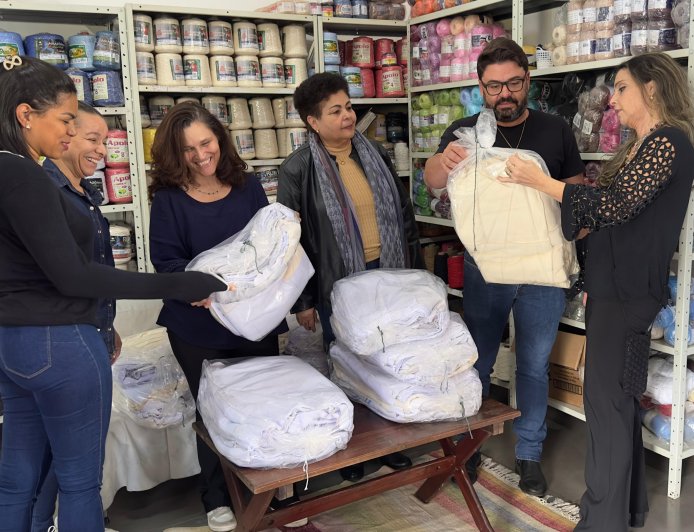 Projeto Teia Sustentável: Fundação Cultural entrega cobertores de tecidos reaproveitados à Equoterapia Prosseguir