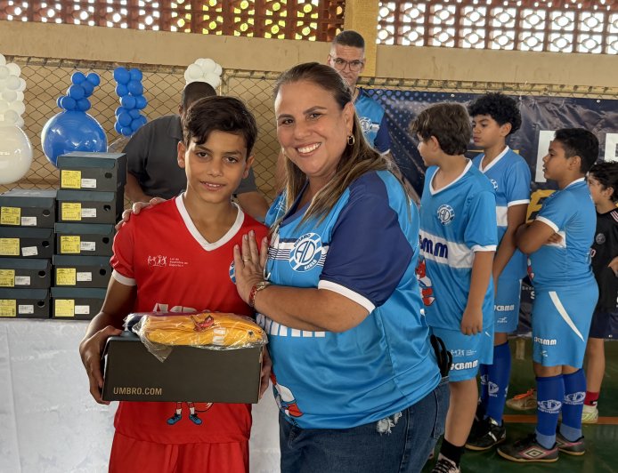 Projeto Lobinho Transformando Vidas realiza entrega de uniformes para alunos