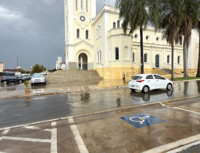 Uso indevido de vagas prioritárias pode gerar multa gravíssima; veja como solicitar credencial