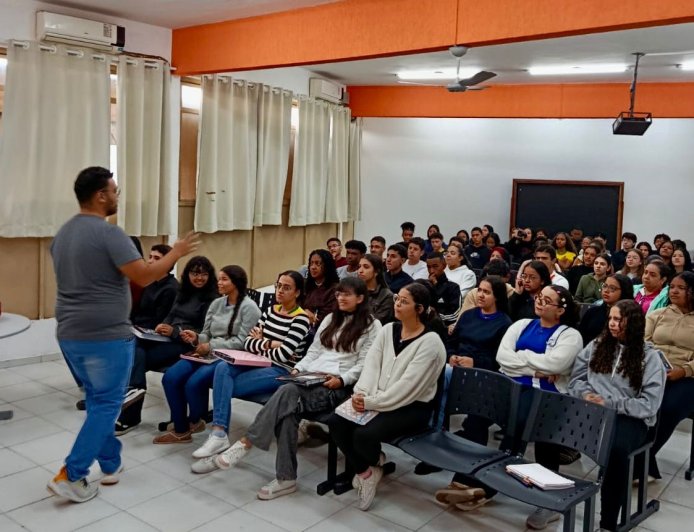 Prefeitura de Araxá promove workshops sobre primeiro emprego e alistamento militar nas escolas de ensino médio