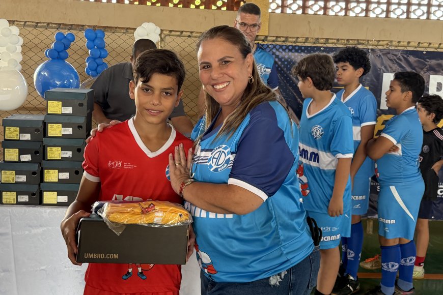 Projeto Lobinho Transformando Vidas realiza entrega de uniformes para alunos