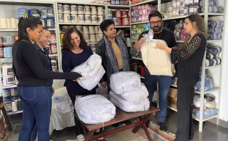 Projeto Teia Sustentável: Fundação Cultural entrega cobertores de tecidos reaproveitados à Equoterapia Prosseguir