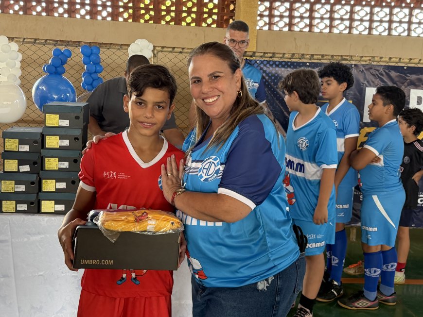 Projeto Lobinho Transformando Vidas realiza entrega de uniformes para alunos