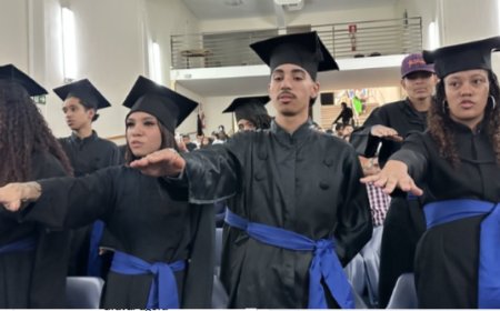 Prefeitura de Araxá realiza cerimônia de formatura de alunos da Educação de Jovens e Adultos do CAIC