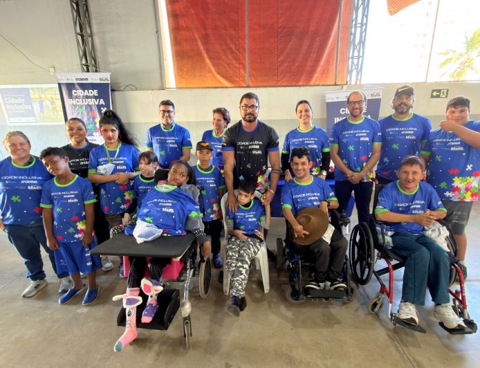 Projeto Cidade Inclusiva realiza entrega de uniformes aos alunos em Araxá