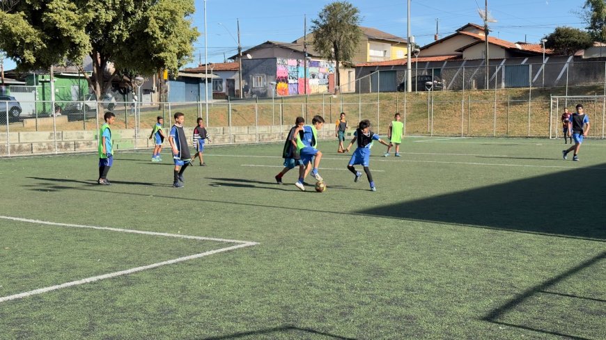 Prefeitura de Araxá oferece aulas gratuitas de futebol para crianças e adolescentes; inscrições estão aberta