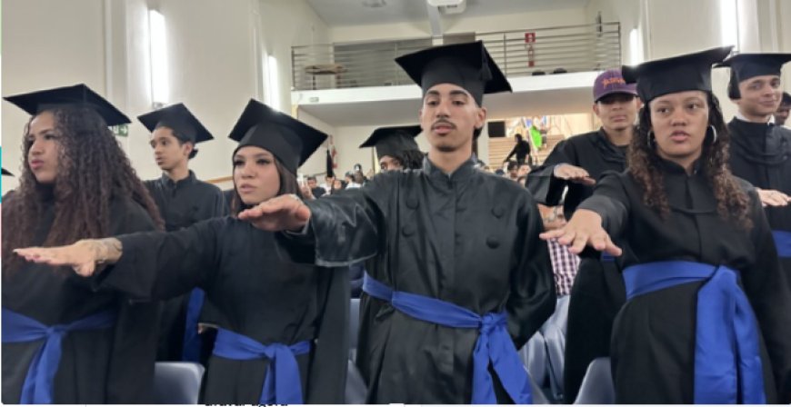 Prefeitura de Araxá realiza cerimônia de formatura de alunos da Educação de Jovens e Adultos do CAIC